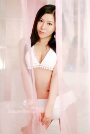 美女露出又白又胖的大屁股_高清高清完整版播放